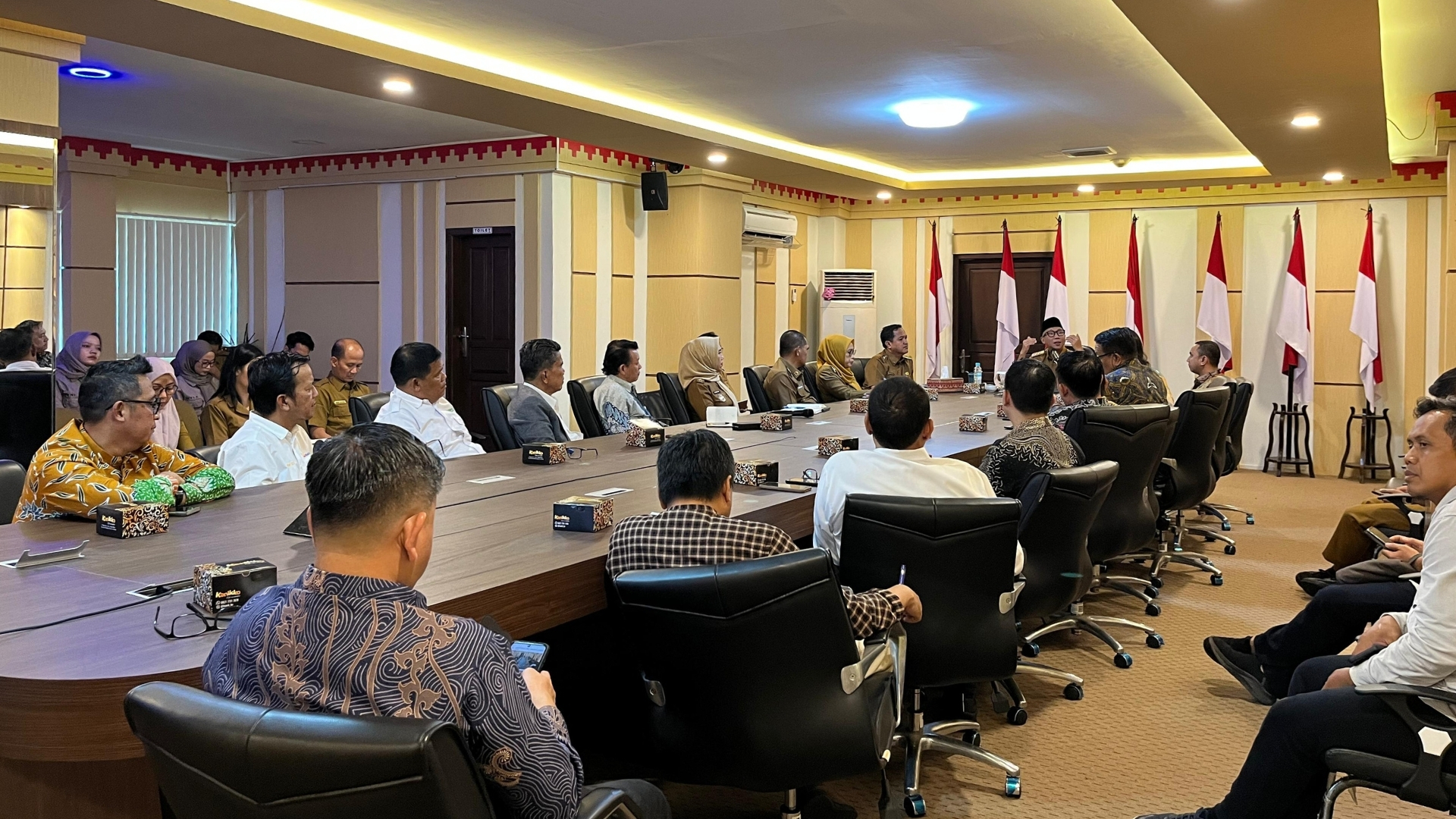 Kepala Bappeda Dampingi Gubernur dalam Rapat Forum CSR